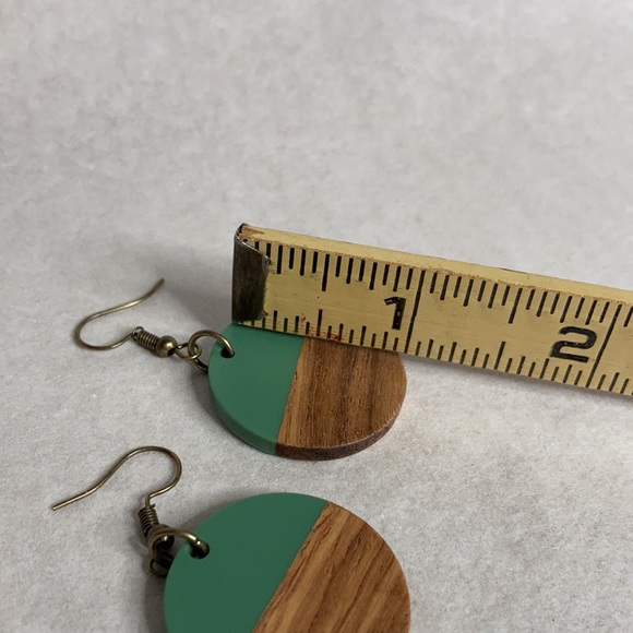 Handcrafted wood and resin disc dangle earrings - Picture 4 of 4